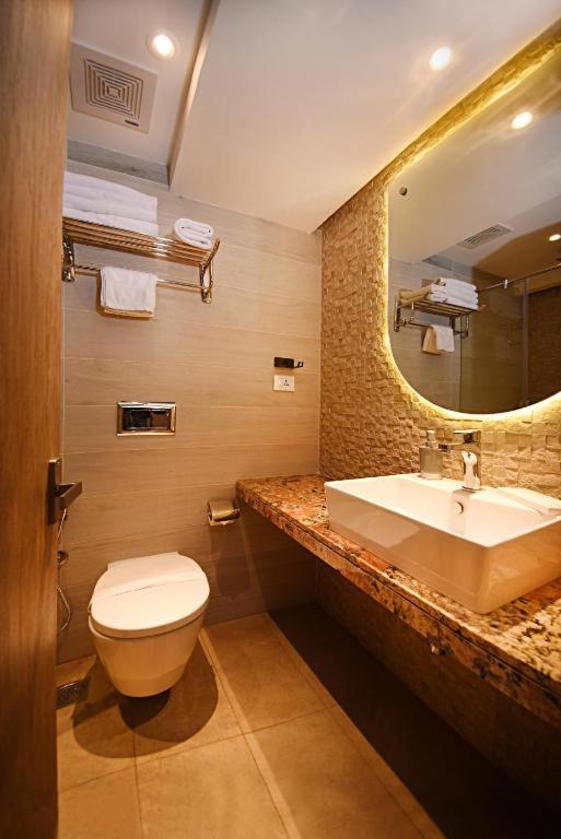 Hotel Tulip Near Delhi Airport New Delhi Buitenkant foto